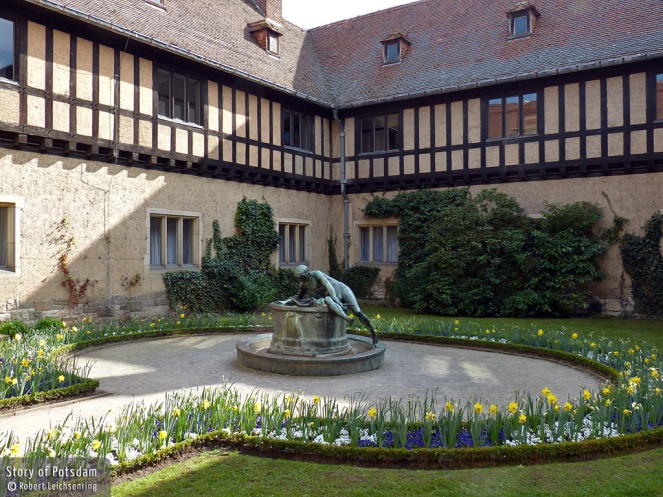 Der Potsdamer Narziss im Prinzenhof umgeben von den Blumen, denen er seinen Namen gab.