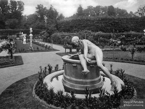 Der Narziss-Brunnen an seinem ursprünglichen Standort im Rosengarten am Neuen Palais